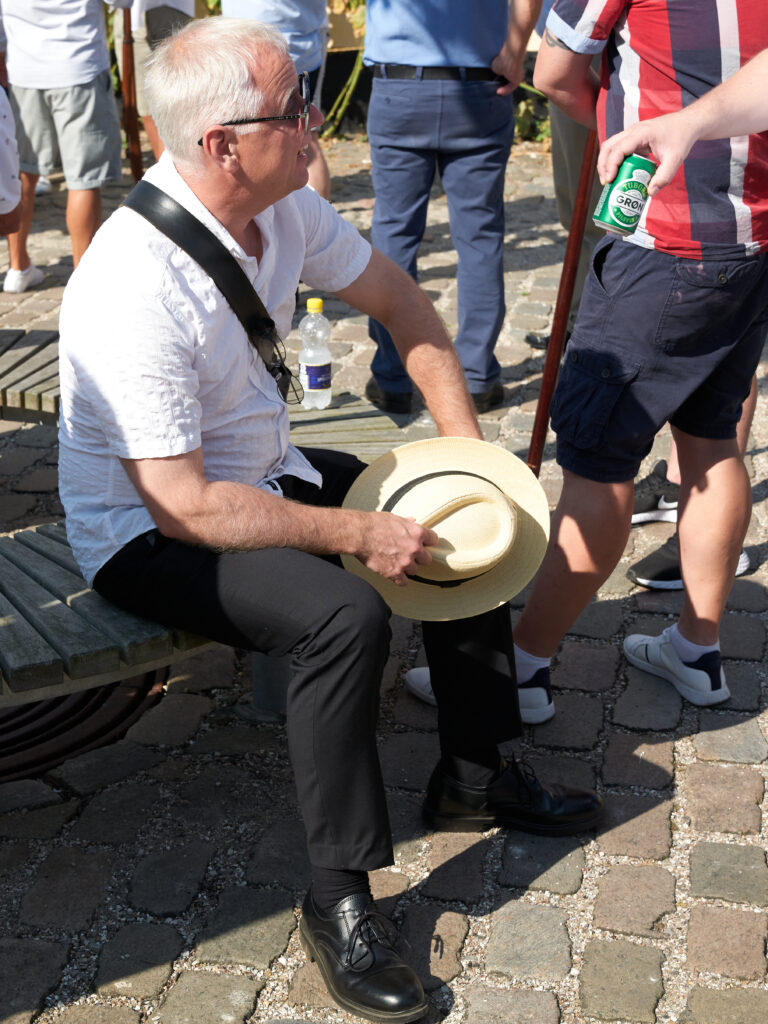 udmattet-skytte-for-hjaelp