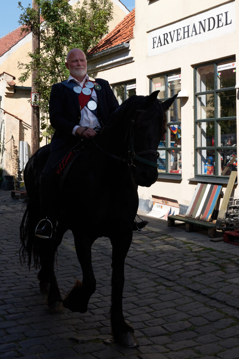 kong-rene-til-hest-ved-farvehandel