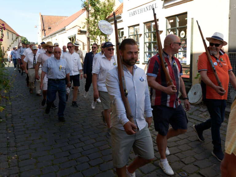 de-udvalgte-skytter-med-gevaer-ved-farvehandel