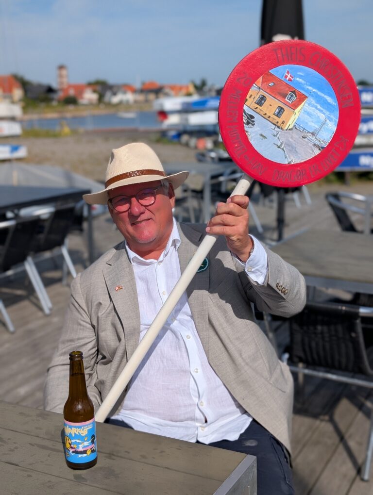 Pål havde det store job at bære Kongepladen